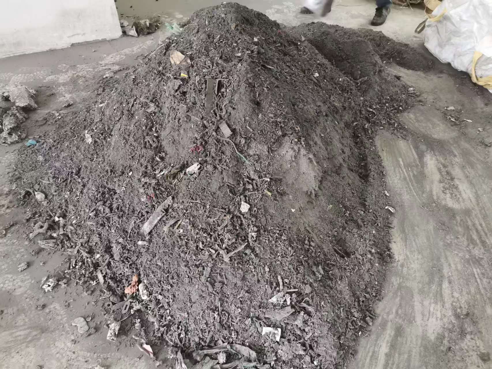 Metal dross residue pile